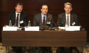 Christophe De Korver, director general "Gefco" România (stânga), Tolga Oran, director de vânzări şi marketing "Gefco" România şi Christian Zbylut, CEO "Gefco" pe Europa de Est, Rusia şi Asia Centrală (dreapta).