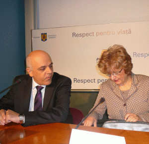 Doamna Mariana Gheorghe, director general executiv şi preşedinte al boardului Executiv OMV Petrom SA (foto dreapta) şi domnul Raed Arafat, subsecretar de stat în Ministerul Sănătăţii Publice (foto stânga).