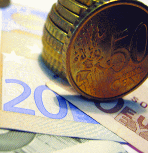 Euro îşi reia deprecierea