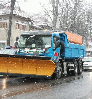 Utilajele Romprest împrăştie materiale anti-îngheţ pe străzile Sectorului 1