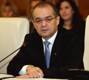 Boc atenţionează miniştrii că vor fi "evaluaţi politic" semestrial 