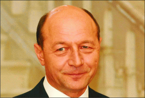 Traian Băsescu a revenit în funcţia de şef al statului