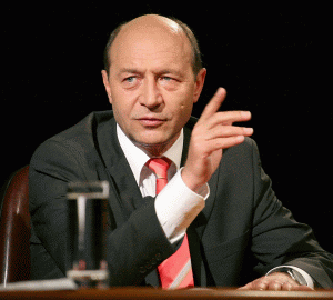 Traian Băsescu acuză opoziţia că îi dezinformează pe socialiştii europeni