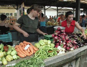  Printre mărfurile alimentare care s-au ieftinit cel mai mult în iulie se află legumele şi conservele de legume (cu 14,53%).