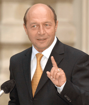 Băsescu: Pare misiune imposibilă finalizarea autostrăzii Bucureşti-Ploieşti la 31 decembrie