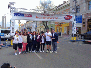 Angajaţii Sanofi aleargă la Bucharest International Marathon 2011 pentru a susţine Fundaţia Părinţi Clujeni