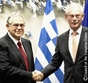 Noul premier al Greciei Lucas Papademos (stânga) a discutat ieri cu preşedintele Consiliului European Herman Van Rompuy, la Bruxelles, despre noul pachet de finanţare pentru Grecia.