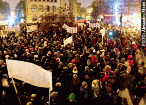 Protestul anti-ACTA din Piaţa Universităţii (Bucureşti). Deşi Georgian Enache, purtătorul de cuvânt al Jandarmeriei Bucureşti, a declarat, pentru agenţiile de presă, că aproximativ 300 de persoane s-au adunat în zona Fântânii de la Universitate, în realitate, aici au protestat cel puţin 1000 de persoane. Cel puţin fotografia aşa arată.