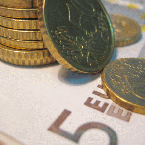 Euro a câştigat peste 2% faţă de dolar