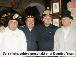 Dumitru Vişan, Marian Hoinaru, vărul acestuia şi Gabriel Filimon (de la stânga la dreapta), participând la un carnaval.