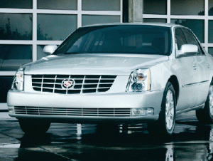 Warren Buffett conduce un Cadillac DTS sedan, fabricat de GM. 