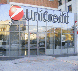 "UniCredit", una dintre băncile retrogradate de Moody's din cauza situaţiei slabe a economiei italiene.