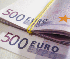 Euro continuă să scadă faţă de dolar