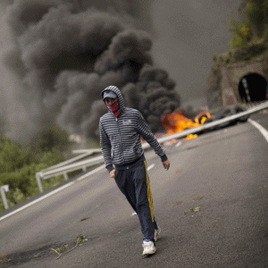 Strikes, road and mine blockades continued yesterday in northern Spain, as 8,000 employees of the coal mines are protesting against the government's measure to reduce the subsidies in the industry.