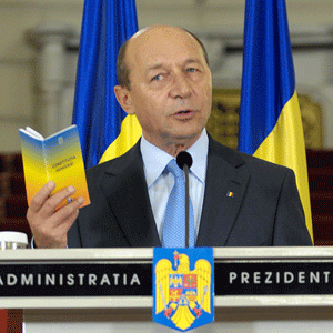 "Eu nu am nevoie nici de masterate false, nici de doctorate false ca să am sentimentul că profesional sunt un om împlinit", a declarat Traian Băsescu.