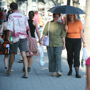 Democraţia se deshidratează, la fel şi economia