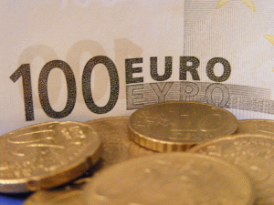 Euro - la un nou minim al ultimilor doi ani, raportat la dolar