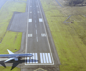 Licitaţia pentru pista aeroportului Braşov-Ghimbav a fost contestată 