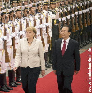 Angela Merkel întreprinde cea de-a doua vizită a sa în China în 2012. Potrivit analiştilor, Beijingul consideră că Germania are un rol din ce în ce mai decisiv în criza din zona euro şi Berlinul se impune drept interlocutorul esenţial.