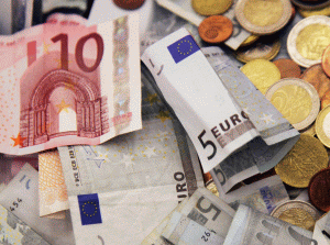 Euro revine pe creştere faţă de dolar