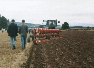 Fermierii cer demisia ministrului agriculturii şi ameninţă cu proteste