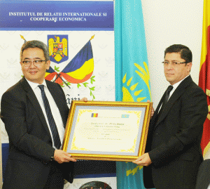 Talgat Kaliyev, ambasadorul Kazahstanului în România (stânga) şi Gruia Stoica, preşedintele Grampet (dreapta), la inaugurarea Consiliului de Afaceri România-Kazahstan.