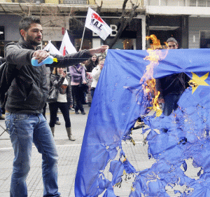 "Această grevă este doar începutul!", scandau, ieri, grecii ieşiţi în stradă pentru proteste faţă de măsurile de austeritate.