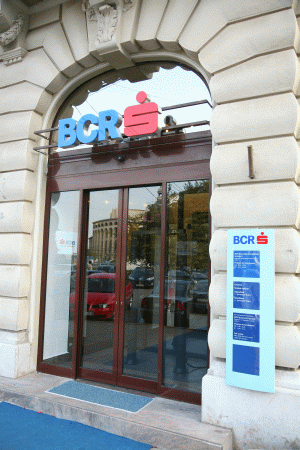 BCR, obligată să înlăture clauzele abuzive într-un contract de credit