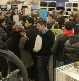 Black Friday - Succes total, marcat de greve, ameninţări cu pistolul şi bătăi