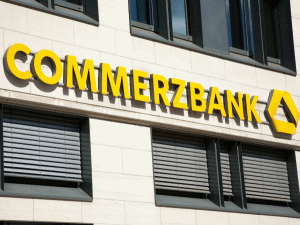 Guvernul german controlează 24% din "Commerzbank", iar asiguratorul "Allianz" SE este al doilea mare acţionar al băncii, cu o deţinere de 2,7%.