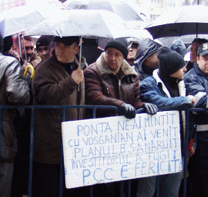 Furious protest of the employees of Oltchim at the Ministry of the Economy