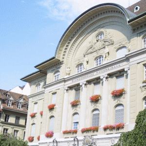 SNB avea rezerve valutare de 427,5 miliarde franci în februarie 2013.