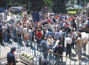 Sindicaliştii pichetează prefecturile din ţară