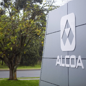 "Alcoa" închide două linii de producţie în Canada