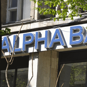 Alpha Bank evită naţionalizarea