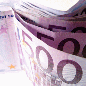 Euro creşte faţă de dolar