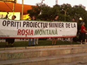 Mii de oameni au protestat, aseară, împotriva proiectului Roşia Montană, în Capitală