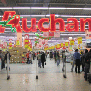 "Auchan" vinde active din Italia