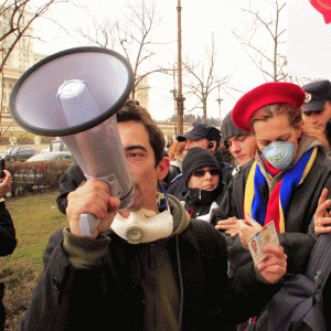 Avalanşa de proteste pe diverse teme reprezintă, printre altele, şi o consecinţă a lipsei unui dialog în care ambele părţi să se exprime pe înţelesul interlocutorului.