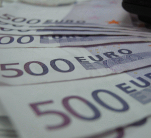 Euro - avans de 4% faţă de yen, curs aproape neschimbat raportat la dolar