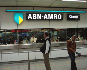 Preşedintele băncii ABN Amro, costumat în patroană de bordel