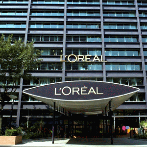 "L'Oreal" răscumpără 8% din acţiuni de la "Nestlé"