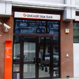 UniCredit Ţiriac vrea să cumpere UniCredit Leasing