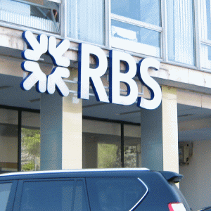 RBS, retrogradată de Moody's din cauza pierderilor