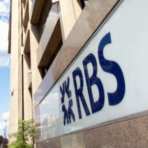 RBS, forţată să renunţe la acordarea unor bonusuri de 200% din salariu