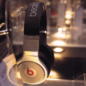 Beats Electronics a fost fondată de rapperul Dr. Dre şi de Jimmy Iovine, unul dintre cei mai influenţi executivi din industria muzicală. 