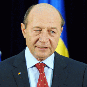 Traian Băsescu a declarat că un viitor preşedinte are obligaţia morală de a-şi asuma colaborarea cu serviciile de informaţii, dacă aceasta există.