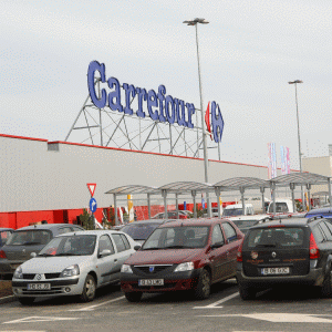 Peste 100 de producători români vor deveni furnizori Carrefour România