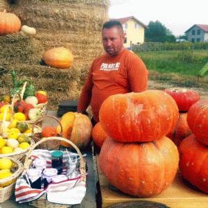 Un buzoian cultivă bostani cu seminţe aduse din toate colţurile lumii