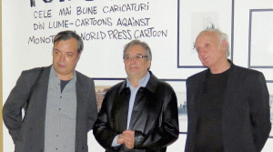 Domnul Rui Paulo da Cruz (centru) alături de Cristian Topan (stânga) şi de Constantin Pavel (dreapta), doi caricaturişti români premiaţi la "World Press Cartoon".